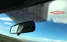 Tại sao trên kính chắn gió ô tô luôn có dải chấm tròn màu đen?