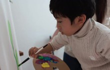 Con khoe bức tranh vẽ lọ hoa, người cha có quyết định thay đổi cuộc đời con