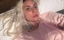 Lady Gaga chia sẻ ảnh selfie không trang điểm trên giường