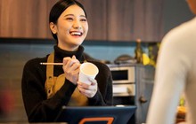 Cầm bằng thạc sĩ nhưng làm phục vụ ở quán cafe: Giới trẻ Trung Quốc rộ trào lưu nghỉ việc văn phòng để chọn công việc “vô lo vô nghĩ”, mặc kệ sự đời