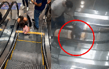 Bé gái 2 tuổi vô tình kẹt tay vào thang cuốn ở trung tâm thương mại, người mẹ tuyệt vọng giải cứu con