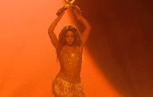 Shakira nhận giải danh giá nhất tại VMAs, có màn trình diễn cầm dao nhảy bốc lửa khiến khán giả thót tim!