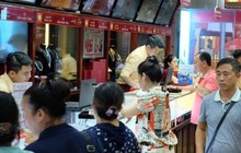 Giá vàng lập đỉnh, nhiều người tranh thủ đi bán chốt lời
