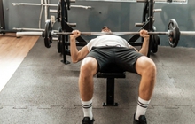 Bị thanh tạ nặng 60kg đè lên cổ, vận động viên chuyên nghiệp chết trong phòng ngủ