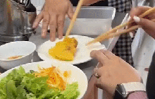 Hướng dẫn khách nước ngoài cuốn bánh xèo, chủ quán khiến dân tình ngỡ ngàng: Hóa ra bấy lâu nay chúng ta đã ăn sai cách!