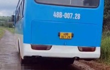 Xe máy va chạm ô tô đưa đón học sinh, nam sinh lớp 8 tử vong