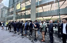 Apple vẫn chứng tỏ đẳng cấp: Hàng dài xếp hàng mua iPhone 15, đến người thất nghiệp cũng chịu chi hơn 1.000 USD