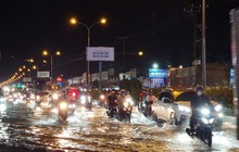 Đường phố ngập sâu, người Cần Thơ chật vật về nhà sau cơn mưa lớn