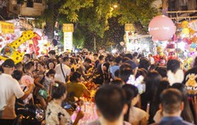 "Biển người" chen chân nhích từng bước một tại phố Hàng Mã trước thềm Trung thu
