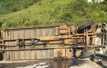 Xe tải lật chắn ngang đường Hồ Chí Minh lúc rạng sáng, 3 người thương vong