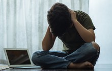 Dấu hiệu nhận biết trẻ xem phim "người lớn" và cách phòng ngừa