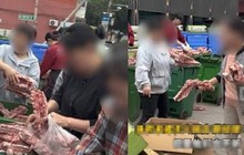 Nhà hàng lẩu tiêu hủy xương cừu, đám đông tranh nhau lục thùng rác mang về ăn