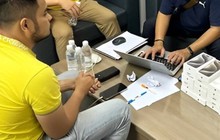 Bắt giữ kẻ buôn lậu 22 điện thoại iPhone 15 Pro Max từ Singapore về Việt Nam