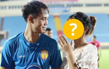 Văn Toàn thoải mái chụp ảnh với "fan" nữ sau buổi tập đầu tiên cùng CLB Nam Định
