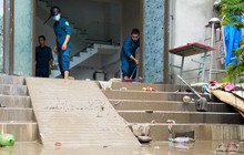 Cận cảnh bùn ùn ùn tràn vào nhà dân ở Đà Nẵng