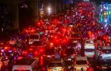 Mưa giờ tan tầm, đường phố Hà Nội ùn tắc không lối thoát