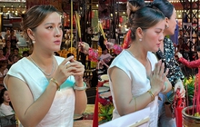 Con gái cố NS. Vũ Linh lộ diện tại buổi cúng Tổ nghiệp, lên đồ sang trọng quá khác trước đây