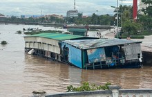 Quảng Bình: Cứu sống 4 người trên nhà hàng nổi bị lũ cuốn ra biển