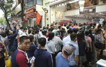 Hà Nội: Đi hơn 10km, xếp hàng chờ cả tiếng đồng hồ để mua bánh Trung thu