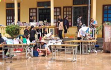 Bộ đội, giáo viên tất bật dọn dẹp trường học sau lũ