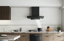 Khi bật máy hút mùi nên đóng hay mở cửa bếp?