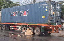 Người phụ nữ nghèo chết dưới bánh xe đầu kéo để lại con trai bơ vơ