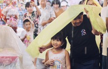 TP.HCM: Hàng trăm người dân đội mưa lớn, chen chân chụp ảnh tại Phố lồng đèn nhân dịp Trung thu