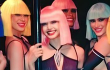 Lisa (BLACKPINK) cởi đồ, ném quần áo vào khán giả ở hộp đêm