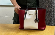 Người phụ nữ bỏ quên túi Michael Kors với hơn 200 triệu đồng trên xe đẩy sân bay