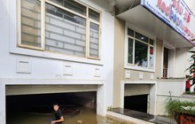 Sau mưa lớn, người dân ở khu biệt thự "triệu đô" vẫn phải lội nước vớt đồ