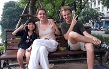 Tranh cãi chuyện "săn Tây" học tiếng Anh: Quan điểm từ ông bố vượt 150km mỗi tuần cùng con gặp khách nước ngoài