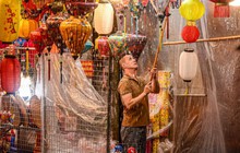 Mưa lớn đêm Trung Thu, tiểu thương Hàng Mã nháo nhác dọn hàng