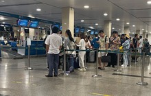 Sân bay Tân Sơn Nhất lại tất bật đón khách trở lại TP HCM