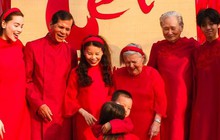 Bộ ảnh cuối năm của gia đình Hà Hồ: Kim Lý hôn bà xã ngọt lịm, vị trí đứng của Subeo gây chú ý