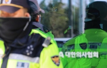 Khủng hoảng y tế Hàn Quốc ngày 11: Bác sĩ nhất quyết không trở lại, cảnh sát đột kích văn phòng Hiệp hội Y khoa