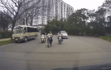 CLIP: Hai thanh niên đi xe máy đạp người phụ nữ suýt ngã xuống đường
