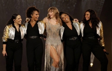 Mùng 1 “TET” với Taylor Swift tại Singapore: 4 ca khúc bất ngờ trình diễn khiến 60 nghìn fan thổn thức!