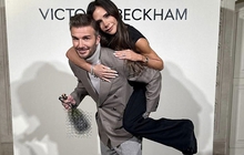 David Beckham gây sốt với loạt khoảnh khắc ân cần chăm sóc bà xã: 25 năm vẫn mặn nồng như ngày nào