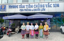 Nhiều đồng bào H'Mông vượt bản xa đi tiêm vắc xin