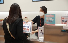 Khách hàng đổ bộ mua sắm tại cửa hàng UNIQLO ngay trong ngày đầu tiên của Tuần Lễ Cảm Ơn 26/5 - 1/6