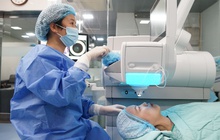 Chỉ 8 giây để mắt sáng 10/10 với phương pháp phẫu thuật SMILE pro tại Bệnh viện Mắt Quốc tế DND