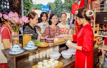 Hàng ngàn người "đổ xô" ra bờ hồ Hoàn Kiếm vì món "phở ăn liền ngon như phở gia truyền"