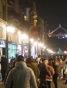 Chùm ảnh đón năm mới khắp cả nước: cứ 1 mét vuông lại thấy 1 đôi tình tứ, dân tình "ăn cẩu lương no đủ"