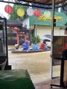 Khách Tây với trải nghiệm có 1-0-2 khi đi du lịch Huế mùa lũ: Ngắm thuyền, ăn bánh mì, tận hưởng như đang ở Venice