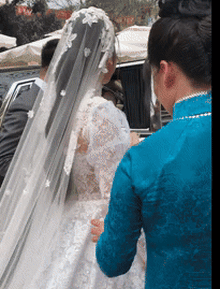 Chu Thanh Huyền xinh đẹp lên siêu xe Rolls Royce 14 tỷ về Đông Anh, được mẹ chồng chu đáo chỉnh váy cho trước mặt quan viên hai họ