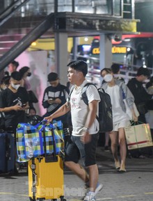 Ngày cuối dịp nghỉ lễ, nhiều người trở lại Hà Nội từ 4 giờ sáng vì sợ tắc đường
