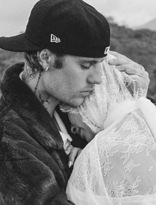 HOT: Justin Bieber và Hailey Bieber chuẩn bị đón con đầu lòng, bộ ảnh váy cưới bụng bầu hút gần 10 triệu like