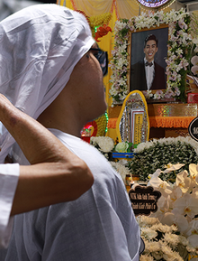 Lễ viếng Lâm Nguyễn (Người ấy là ai): Người thân khóc nghẹn bên linh cữu, bạn bè thất thần tiễn biệt