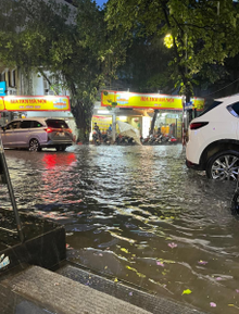 Nhiều tuyến phố Hà Nội ngập sau trận mưa lớn, người dân bì bõm di chuyển khó khăn