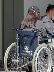 Chồng mất vì không được chữa bệnh, người đàn bà bật khóc khi Hàn Quốc bế tắc trong cuộc khủng hoảng ngành y: "Giá như chồng tôi được điều trị sớm hơn!"